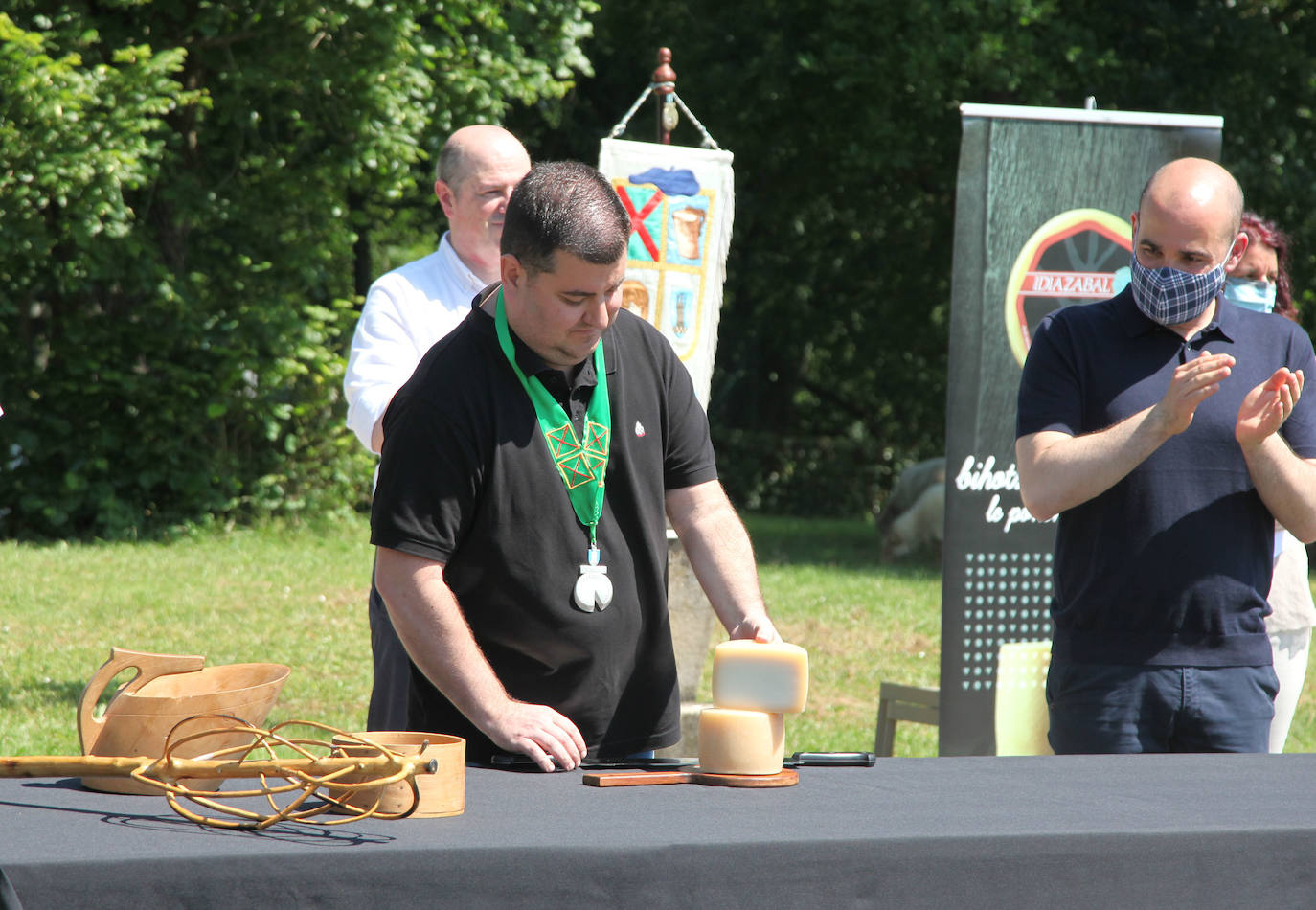 Ordizia ha recuperado este miércoles una nueva edición del Artzain eguna, aunque lo ha hecho con un único acto: la presentación del nuevo queso Idiazabal y el corte del mismo, que cada año realiza un popular personaje. Unai Campo, cocinero del restaurante Porrue de Bilbao y vinculado a la feria de Ordizia, ha sido la figura clave en una edición en la que que representantes del Gobierno Vasco y de la Diputación Foral de Gipuzkoa han seguido de forma telemática. No se ha podido celebrar, sin embargo, el tradicional paso de ovejas por el centro del pueblo