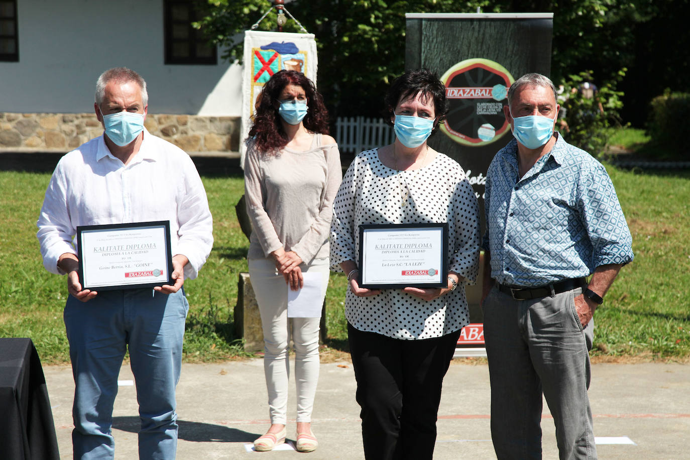 Ordizia ha recuperado este miércoles una nueva edición del Artzain eguna, aunque lo ha hecho con un único acto: la presentación del nuevo queso Idiazabal y el corte del mismo, que cada año realiza un popular personaje. Unai Campo, cocinero del restaurante Porrue de Bilbao y vinculado a la feria de Ordizia, ha sido la figura clave en una edición en la que que representantes del Gobierno Vasco y de la Diputación Foral de Gipuzkoa han seguido de forma telemática. No se ha podido celebrar, sin embargo, el tradicional paso de ovejas por el centro del pueblo