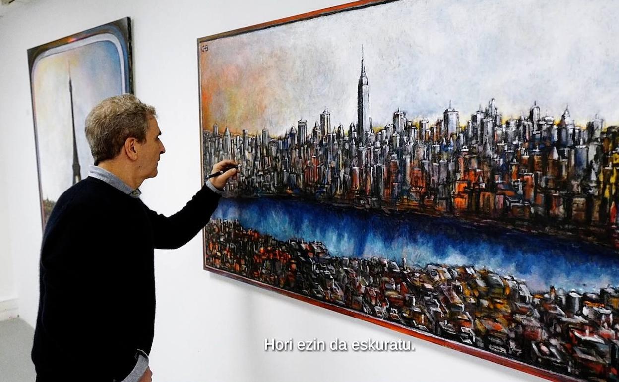 Eduardo Chillida Belzunce, ante uno de los cuadros de la exposición, en un fotograma de la película. 