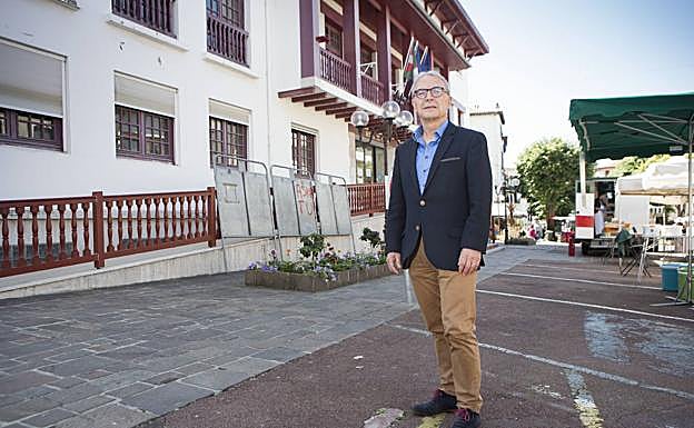 Kotte Ecenarro, en el exterior de la casa consistorial de Hendaia. 