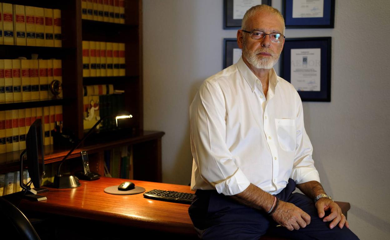 El presidente de Fenadismer, Julio Villaescusa, posa en el despacho de la federación nacional.