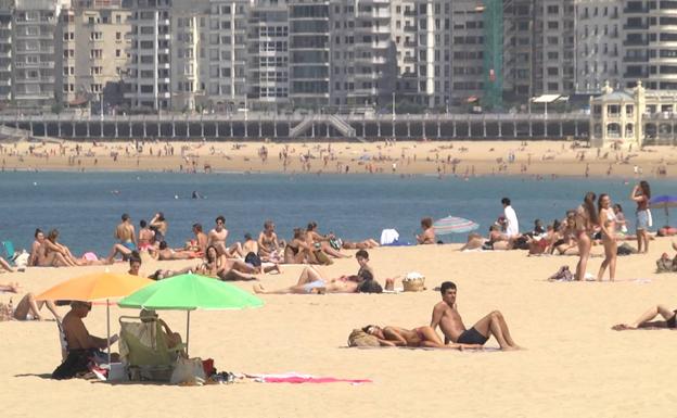 La playa de La Ondarreta, llena de de gente este viernes