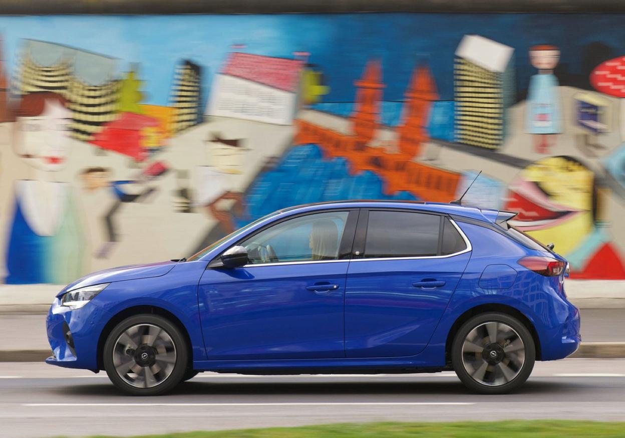 El Opel Corsa eléctrico, circulando silencioso por delante del Muro de Berlín.