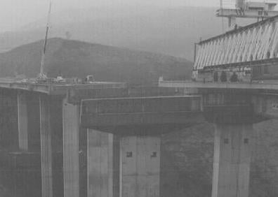 Imagen secundaria 1 - Pintada en Leitza, en 1989, contra el proyecto de la autovía. | La construcción del viaducto de Areso| Estampa invernal habitual de la vía, con la silueta del trazado