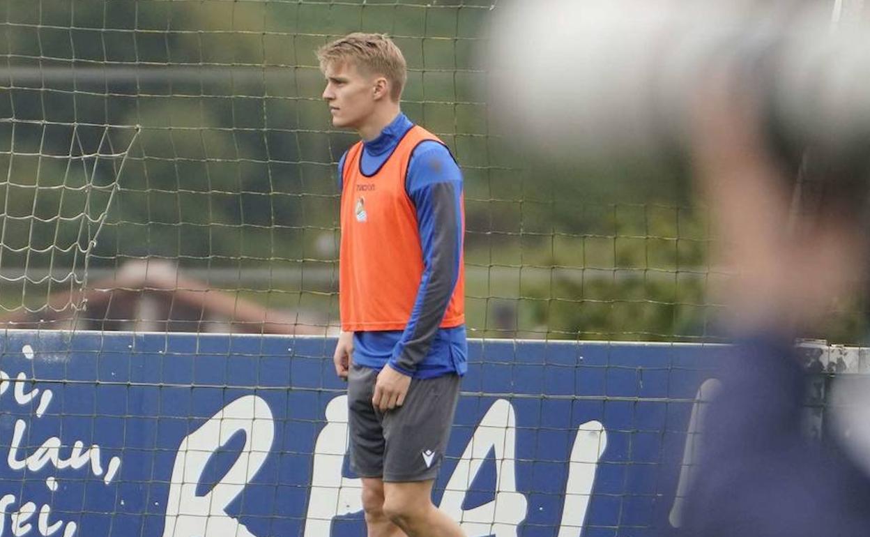 Odegaard sigue atento el desarrollo de una jugada en un entrenamiento en Zubieta, donde deslumbra cada mañana con sus acciones.