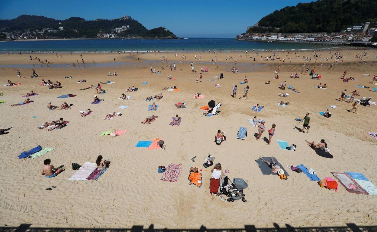 Vista de la playa de La Concha con la pertinente distancia de seguridad por parte de los usuarios. 