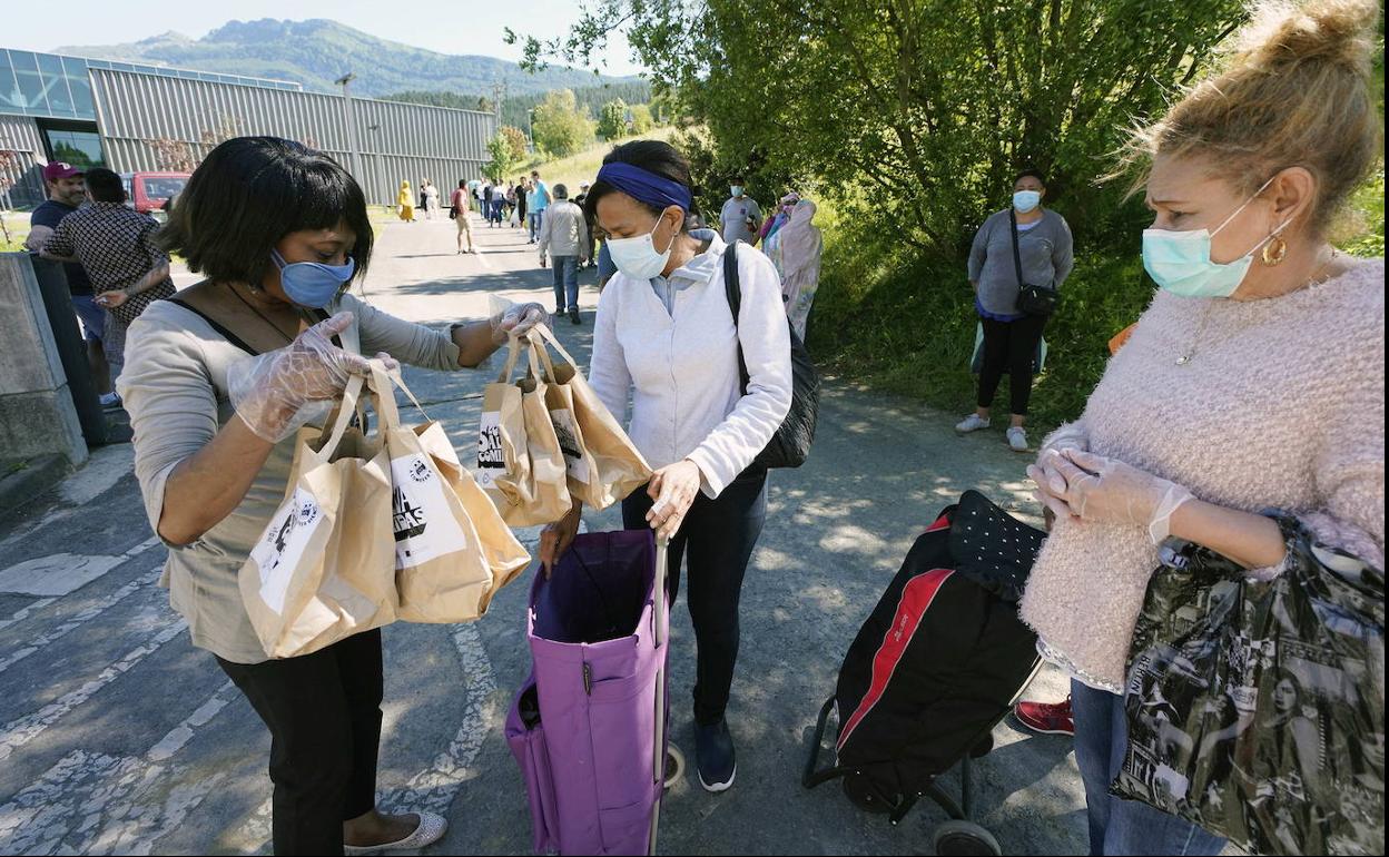 Cada día, a partir de las cinco de la tarde, decenas de personas hacen cola en Oñati para recibir alimentos. 