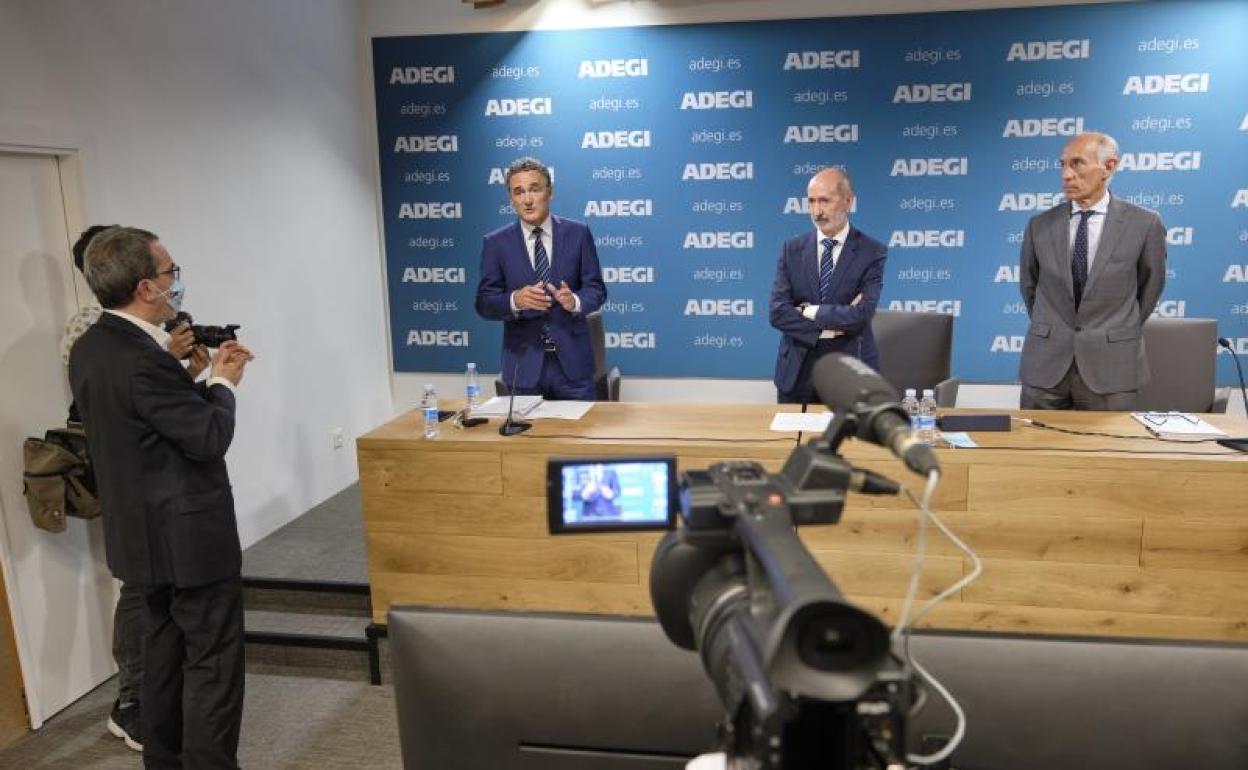 José Miguel Ayerza, Eduardo Junkeray Patxi Sasigain, en la sede de Adegiantes de iniciarse la rueda de prensa trasla asamblea anual de la patronal guipuzcoana. 