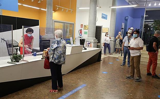 Actividad. Usuarios de la Biblioteca Central esperan su turno. 