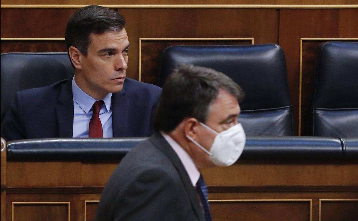 Pedro Sánchez y Aitor Esteban el pasado 20 de mayo en el Congreso.