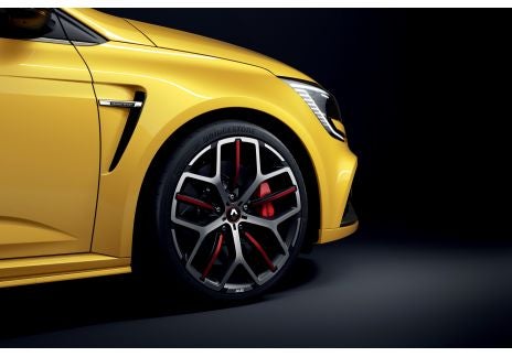 A partir de este verano, Renault empieza a vender en Europa el nuevo Mégane 2020 su modelo compacto superventas del que se han vendido más de 7 millones de unidades en las cuatro generaciones desde que naciera en 1995. Es la cuarta generación del superventas de la firma francesa. 