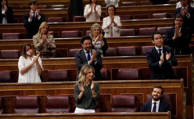 Casado recibe en su escaño el aplauso de la bancada del PP. 