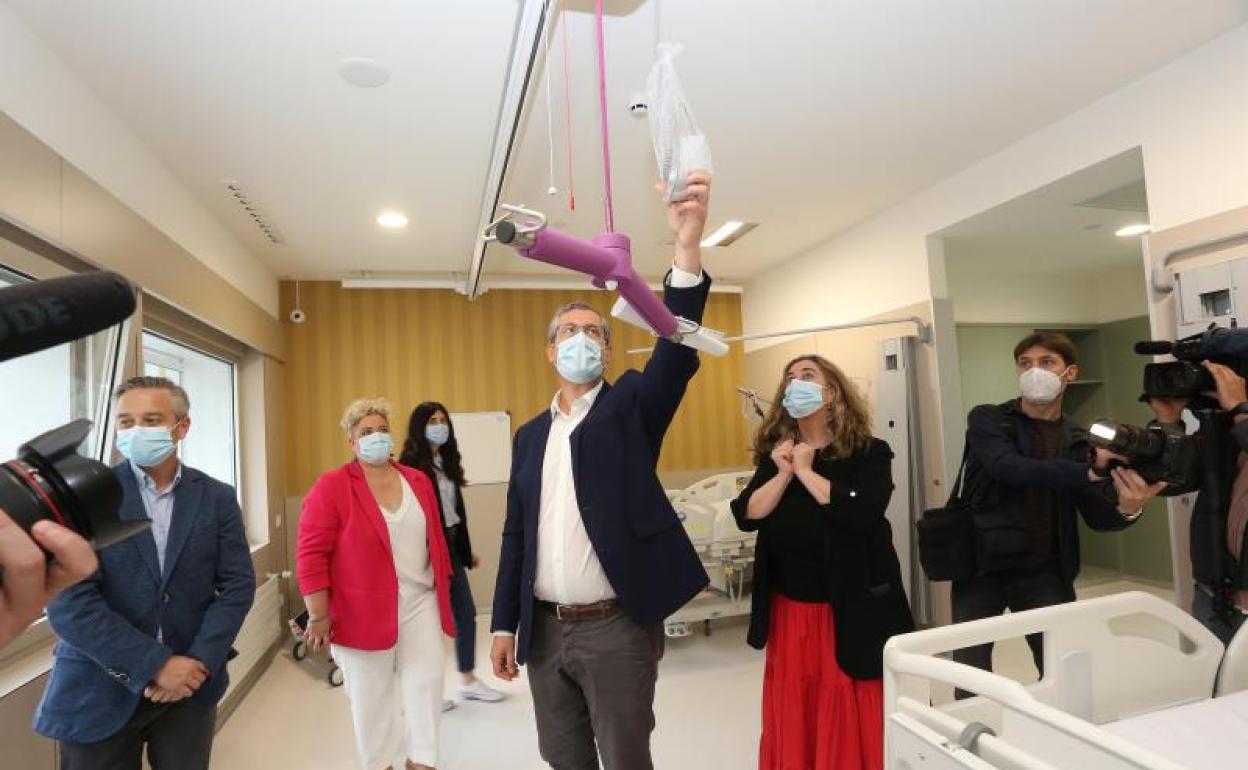 Olano y Peña, junto con responsables de Aita Menni, ayer en la unidad abierta en el Hospital de Eibar..