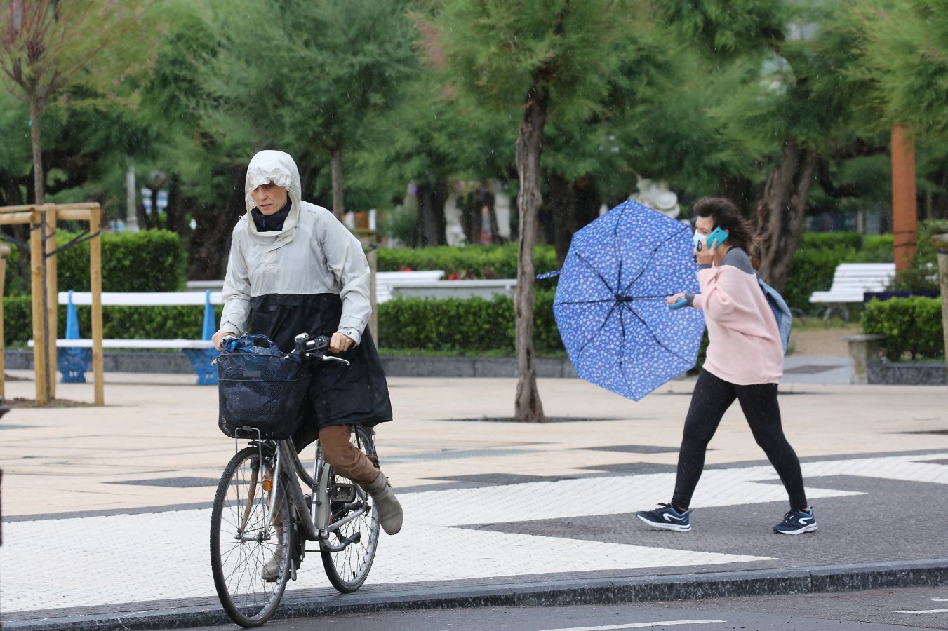 Tras un comienzo de semana con sol y temperaturas muy agradables, hoy las precipitaciones están siendo las grandes protagonistas en toda Gipuzkoa, circunstancia que ha hecho que muchos se hayan quedado en sus casas cuando se cumplen ya 82 días del estado de alarma decretado a raíz de la pandemia del coronavirus.