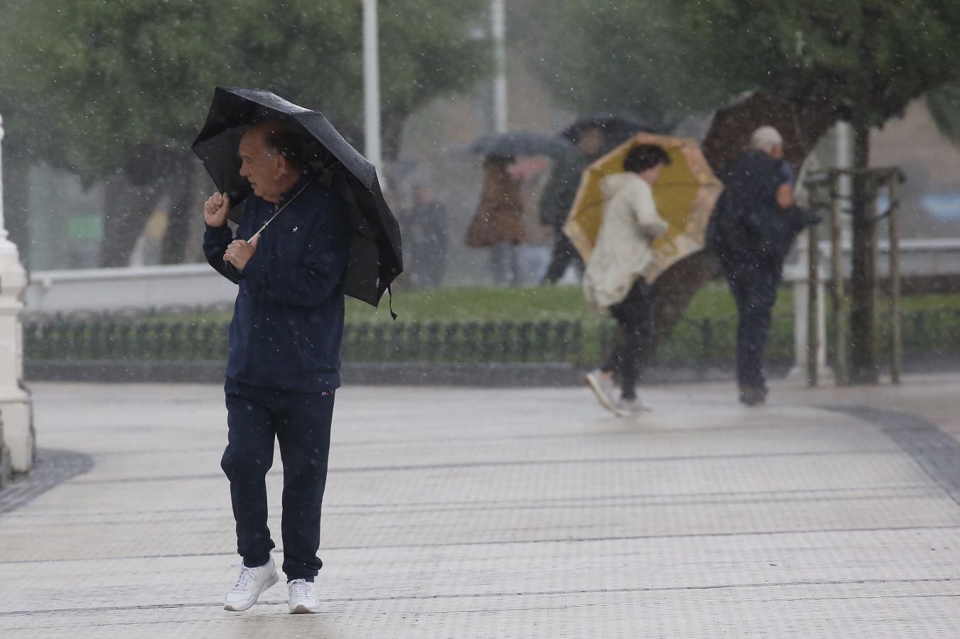 Tras un comienzo de semana con sol y temperaturas muy agradables, hoy las precipitaciones están siendo las grandes protagonistas en toda Gipuzkoa, circunstancia que ha hecho que muchos se hayan quedado en sus casas cuando se cumplen ya 82 días del estado de alarma decretado a raíz de la pandemia del coronavirus.