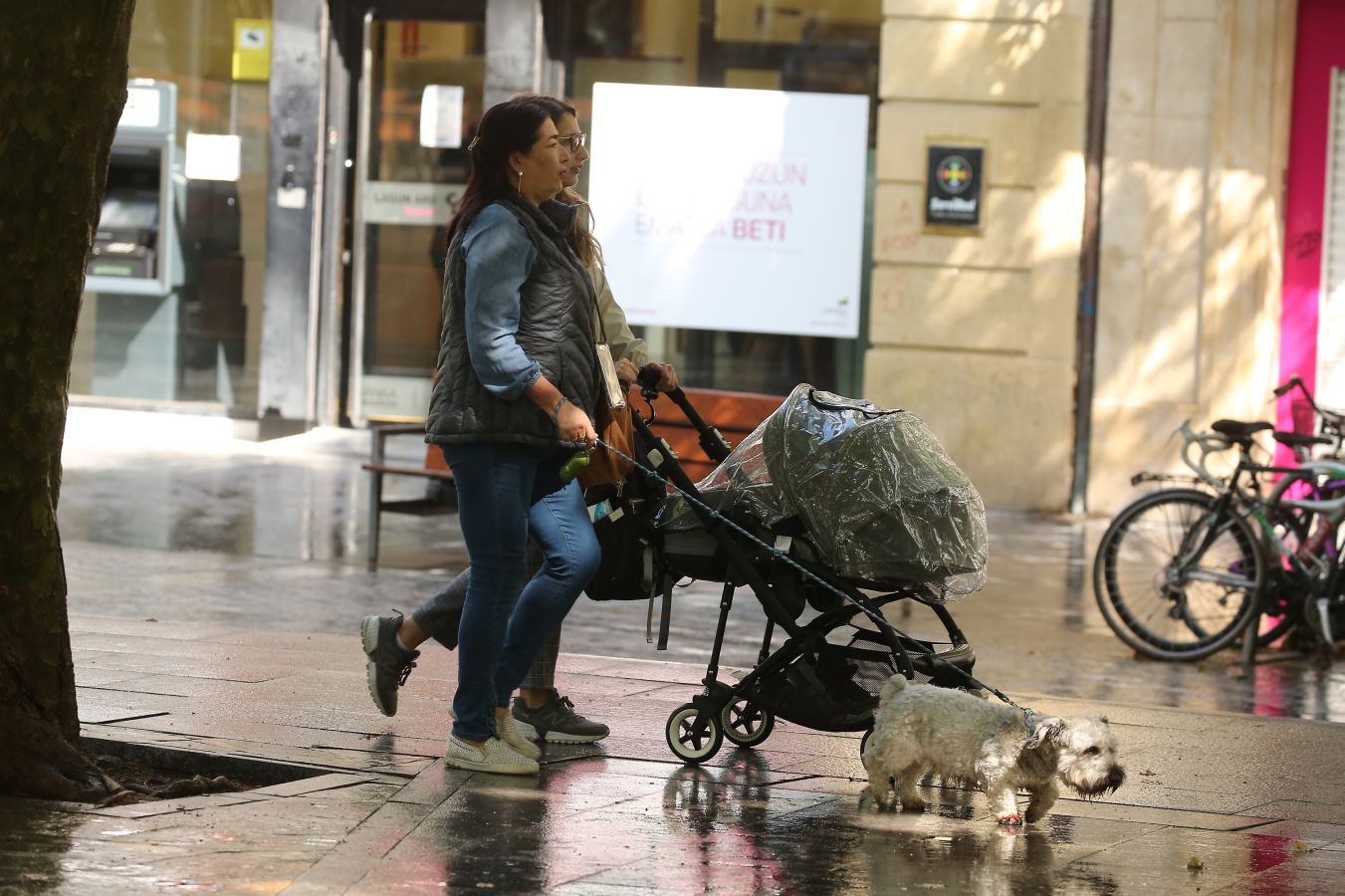 Tras un comienzo de semana con sol y temperaturas muy agradables, hoy las precipitaciones están siendo las grandes protagonistas en toda Gipuzkoa, circunstancia que ha hecho que muchos se hayan quedado en sus casas cuando se cumplen ya 82 días del estado de alarma decretado a raíz de la pandemia del coronavirus.