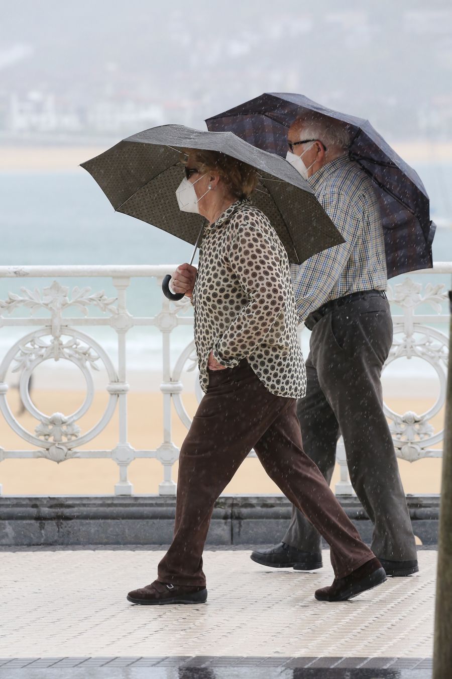 Tras un comienzo de semana con sol y temperaturas muy agradables, hoy las precipitaciones están siendo las grandes protagonistas en toda Gipuzkoa, circunstancia que ha hecho que muchos se hayan quedado en sus casas cuando se cumplen ya 82 días del estado de alarma decretado a raíz de la pandemia del coronavirus.