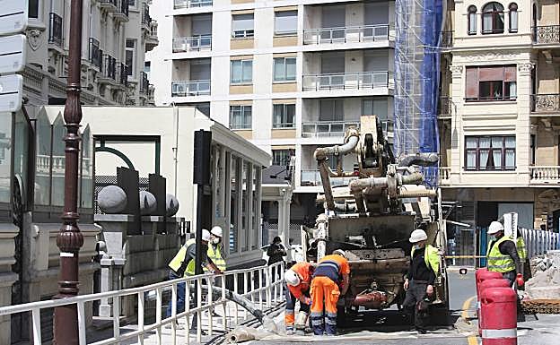 El hueco que ha provocado el desprendimiento en el sótano se está rellenando con hormigón.