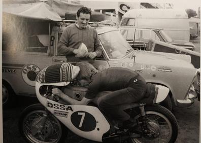 Imagen secundaria 1 - Santi Herrero, con una camiseta del TT; Herrero se acopla a su Ossa junto a su mecánico Oliveras y el Seat 1.500 con el que viajaban a los circuitos; Las revistas especializadas se hicieron eco de la tragedia.