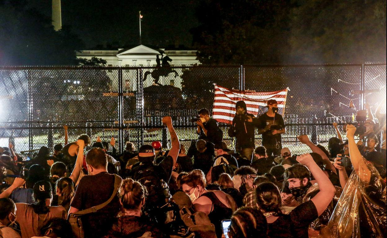 Valla de seguridad levantada ante la Casa Blanca, donde se concentran los ciudadanos para protestar contra la violencia policial.