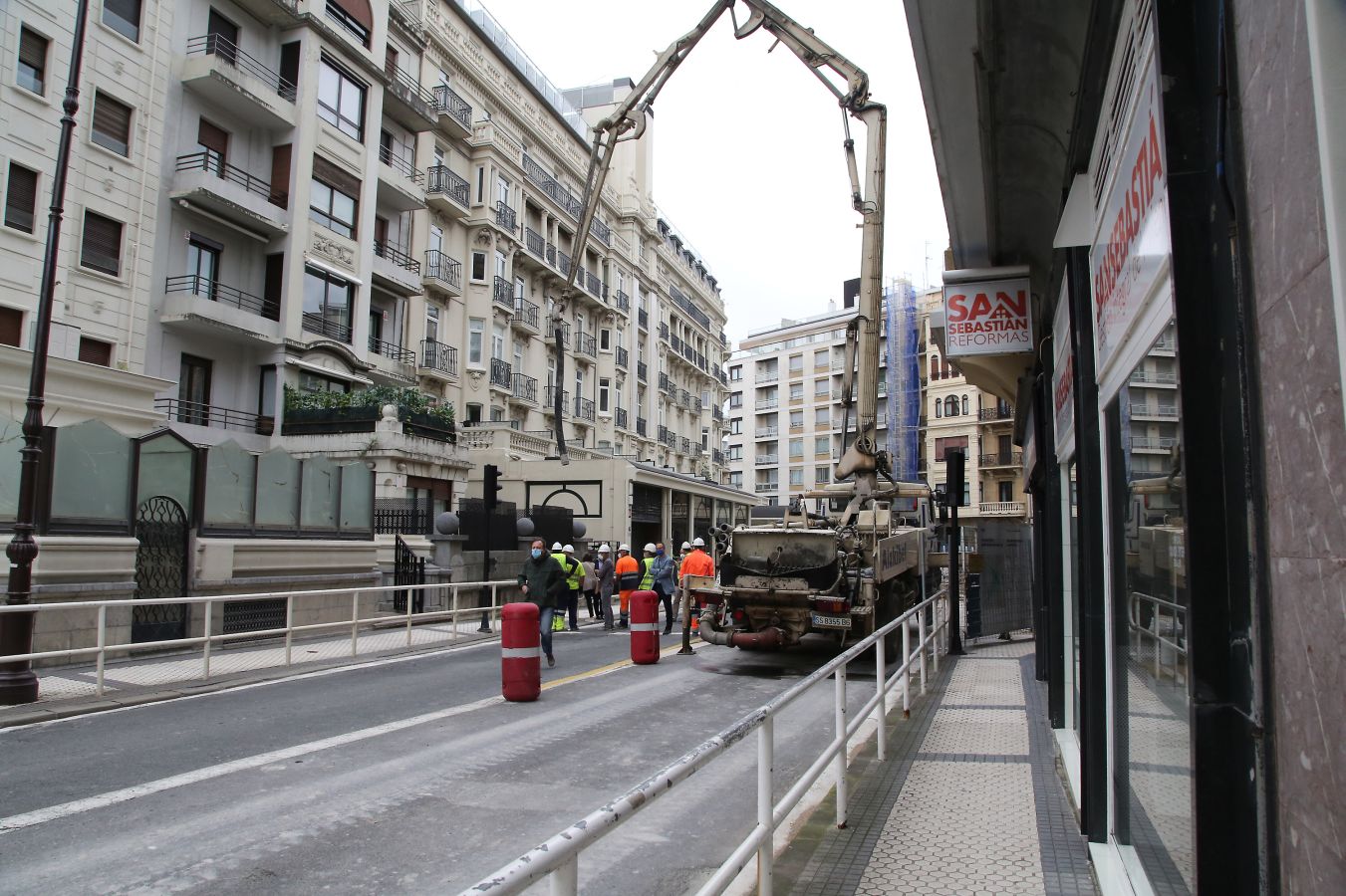 El Hotel Londres y otro edificio han tenido que ser desalojados debido a un desprendimiento en un sótano. 