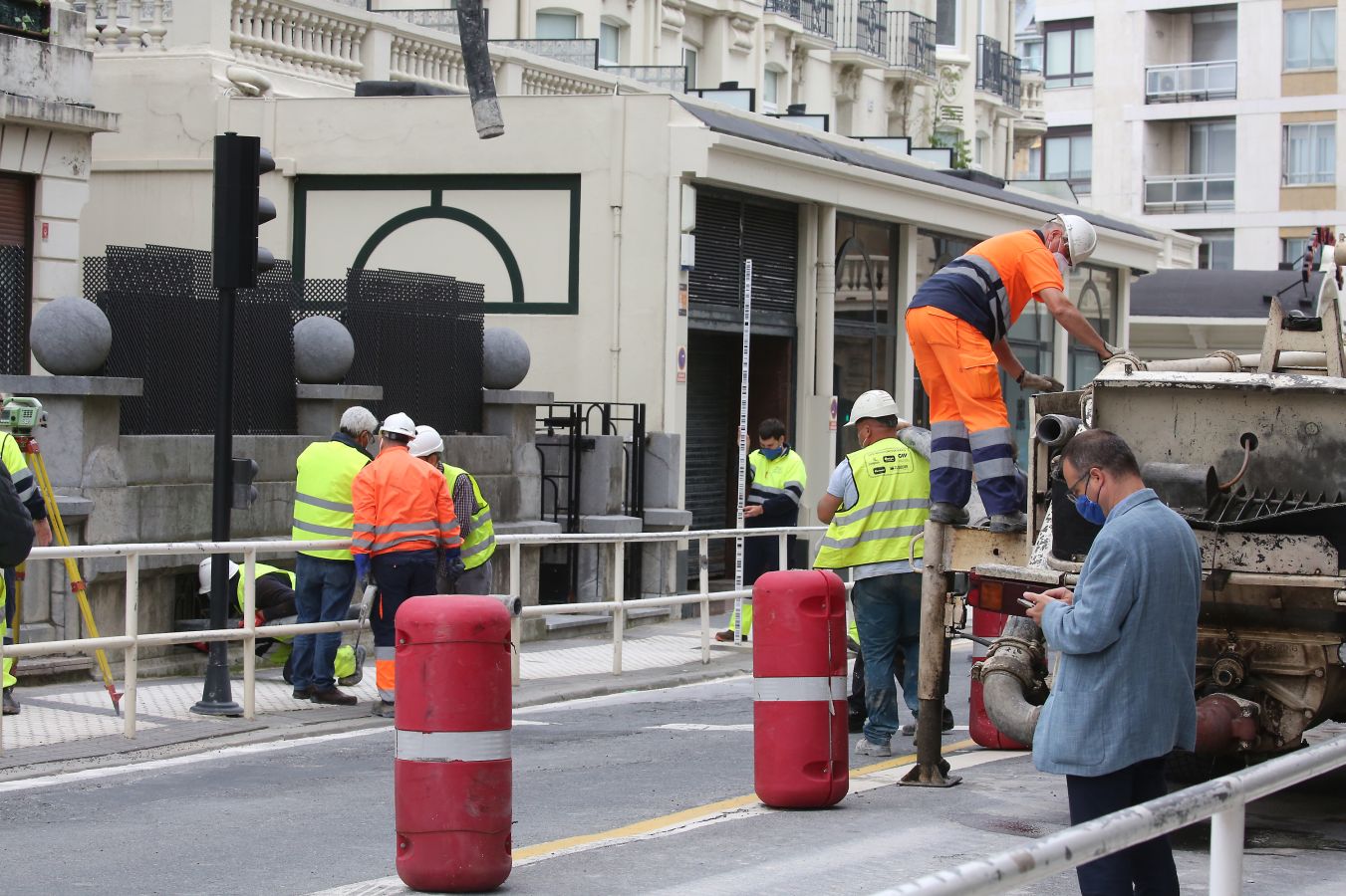 El Hotel Londres y otro edificio han tenido que ser desalojados debido a un desprendimiento en un sótano. 