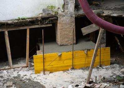 Imagen secundaria 1 - Responsables del Gobierno Vasco y Euskal Trenbide Sarea visitaron ayer el socavón del edificio. 