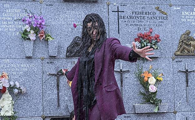 Alba Flores, como Saray.