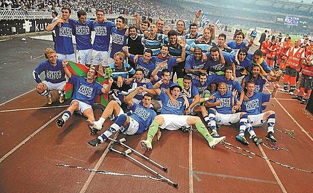 Ascenso a los cielos. Jugadores y técnicos celebran por todo lo alto el regreso a Primera División en las viejas pistas. 