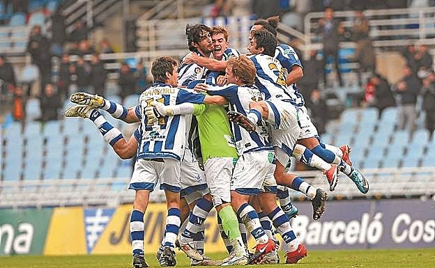 ¡Gol de Bravo! El meta chileno, en una acción insólita por estos lares, anotó el único tanto del partido que enfrentó a la Real con el Nástic (1-0). Lo hizo de falta y con un golpeo durísimo. 