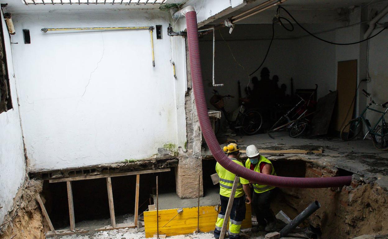 Responsables del Gobierno Vasco y Euskal Trenbide Sarea visitaron ayer el socavón del edificio. 