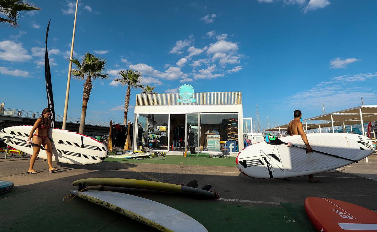 Centros de surf en la playa de la Malvarrosa, en Valencia, abiertos en la fase 2 de la desescalada 