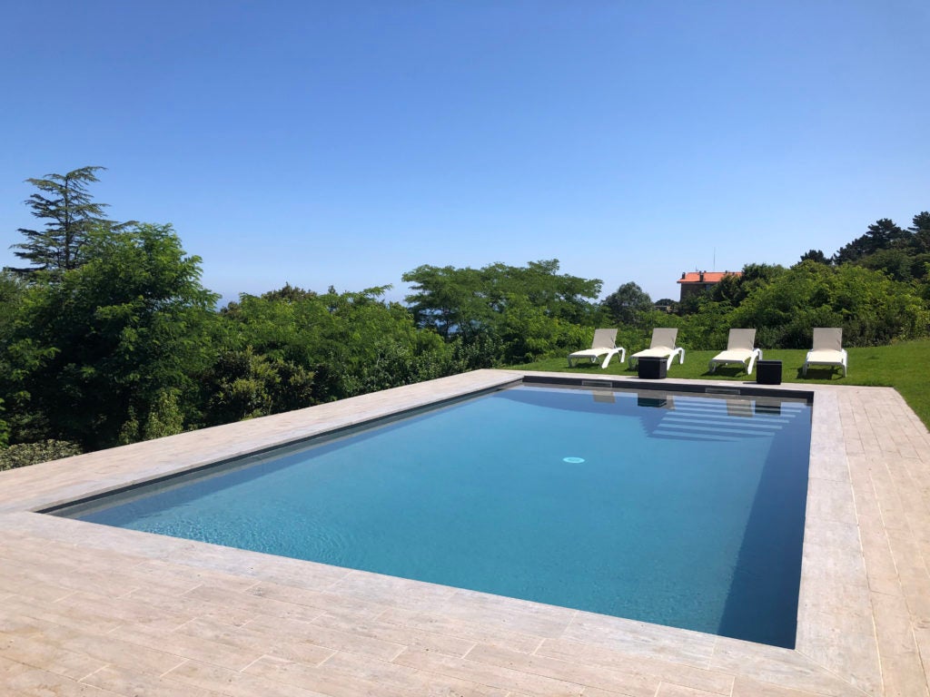 Los últimos años la construcción de piscinas privadas en casasde Gipuzkoa se ha incremendo añadiendo así valor añadido a las viviendas.