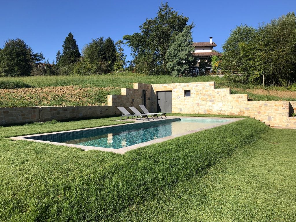 Los últimos años la construcción de piscinas privadas en casasde Gipuzkoa se ha incremendo añadiendo así valor añadido a las viviendas.