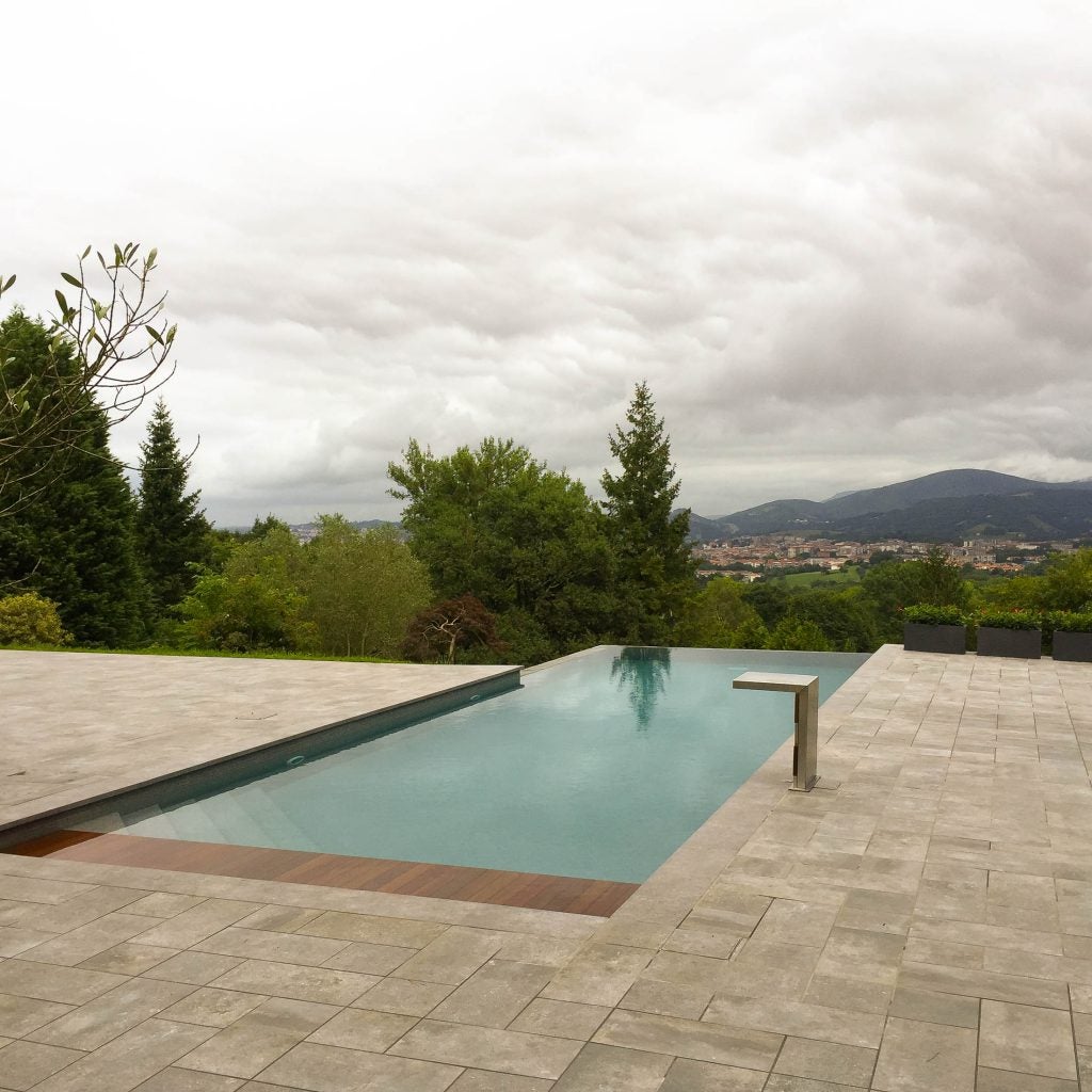 Los últimos años la construcción de piscinas privadas en casasde Gipuzkoa se ha incremendo añadiendo así valor añadido a las viviendas.