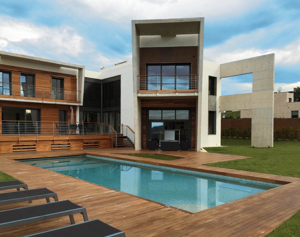 Los últimos años la construcción de piscinas privadas en casasde Gipuzkoa se ha incremendo añadiendo así valor añadido a las viviendas.