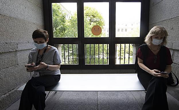 Dos mujeres con mascarilla.