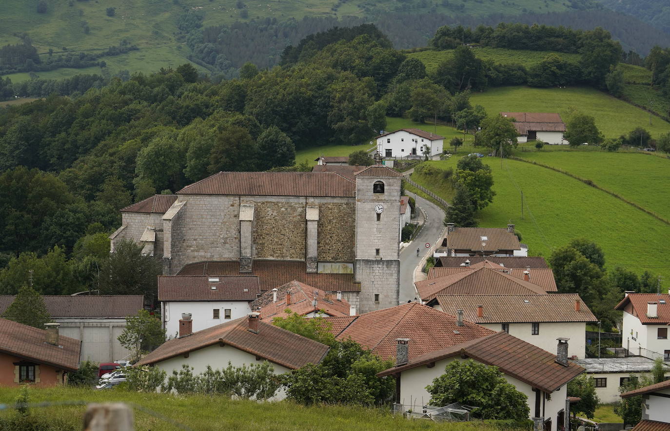 La iglesia de San Juan Bautista data del siglo XVI, mantiene la portada románica de transición del siglo XIII