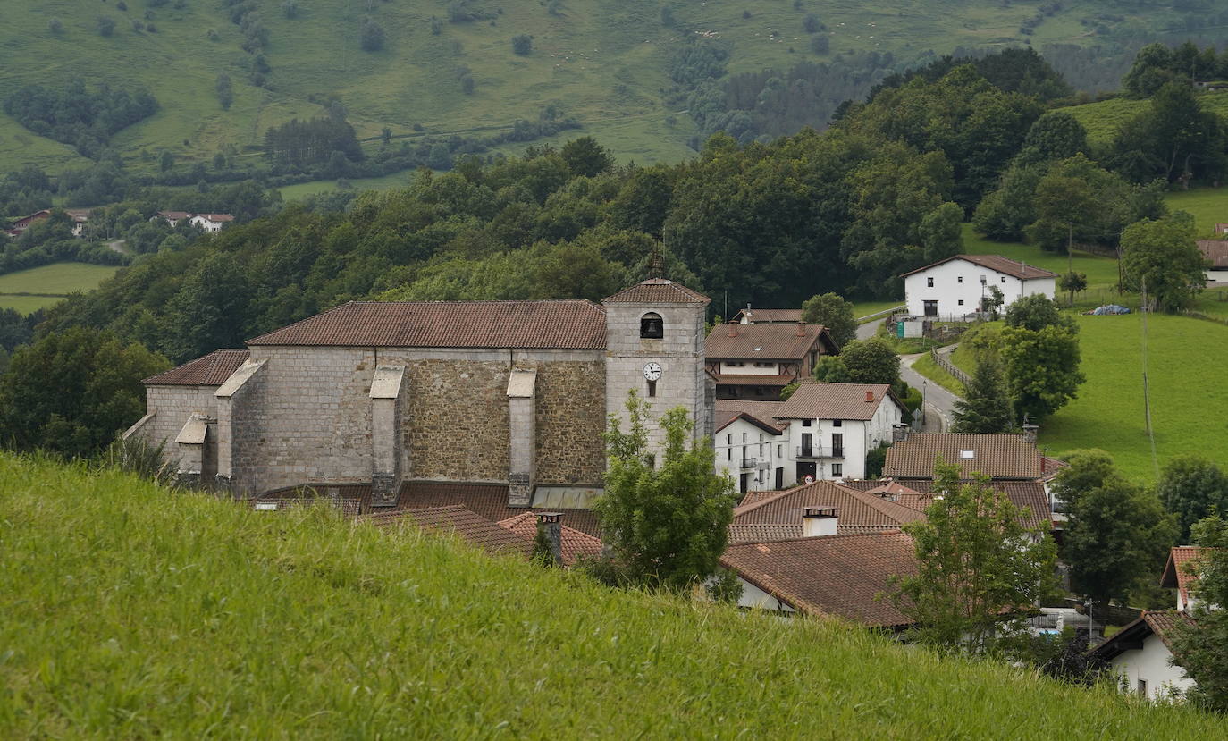 La iglesia de San Juan Bautista data del siglo XVI, mantiene la portada románica de transición del siglo XIII