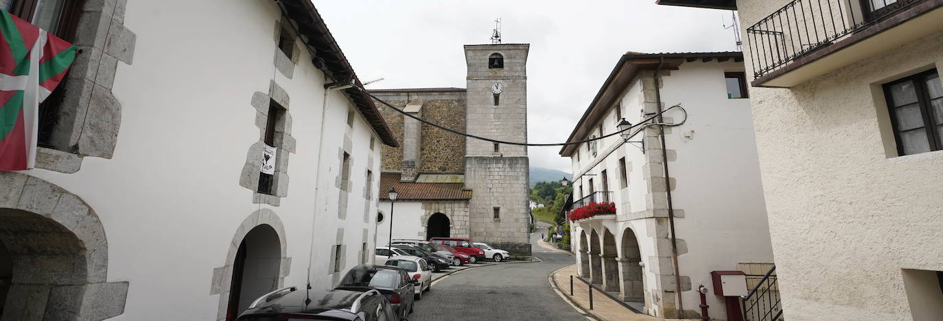 La iglesia de San Juan Bautista data del siglo XVI, mantiene la portada románica de transición del siglo XIII