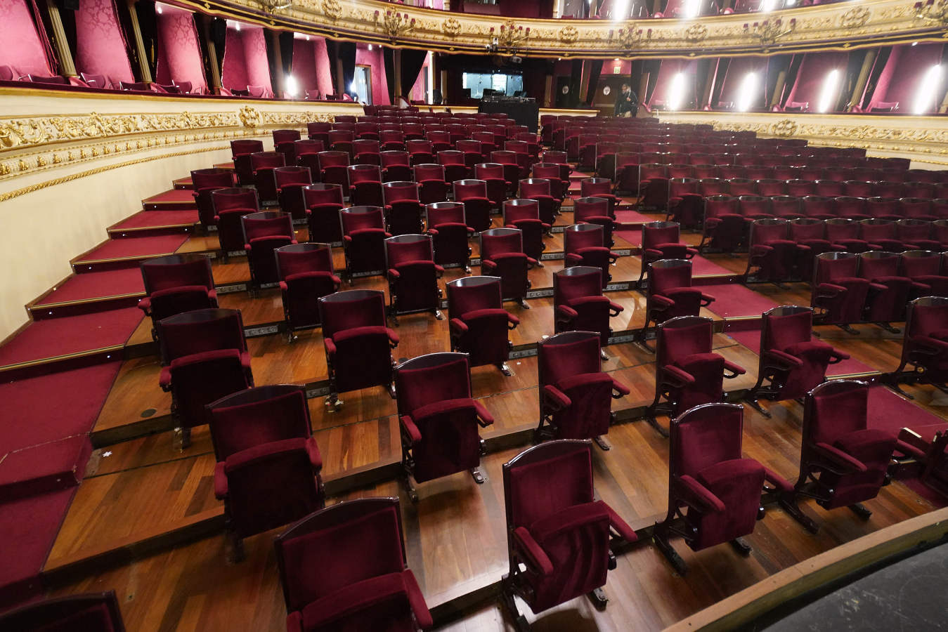 Un acto especial llamado 'Gala 0. ¡Arriba el telón!' y que rendirá homenaje al colectivo sanitario donostiarra «como agradecimiento al trabajo desempeñado durante estos meses», reabre esta tarde las puertas del Victoria Eugenia, tres meses después de su cierre por la pandemia.