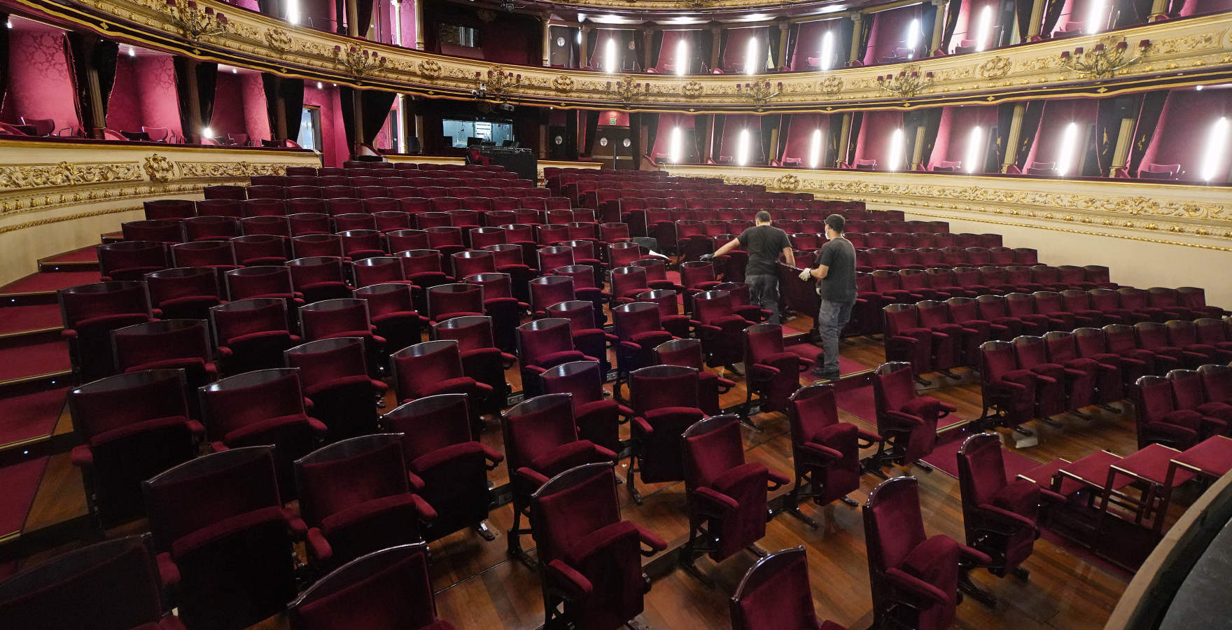 Un acto especial llamado 'Gala 0. ¡Arriba el telón!' y que rendirá homenaje al colectivo sanitario donostiarra «como agradecimiento al trabajo desempeñado durante estos meses», reabre esta tarde las puertas del Victoria Eugenia, tres meses después de su cierre por la pandemia.