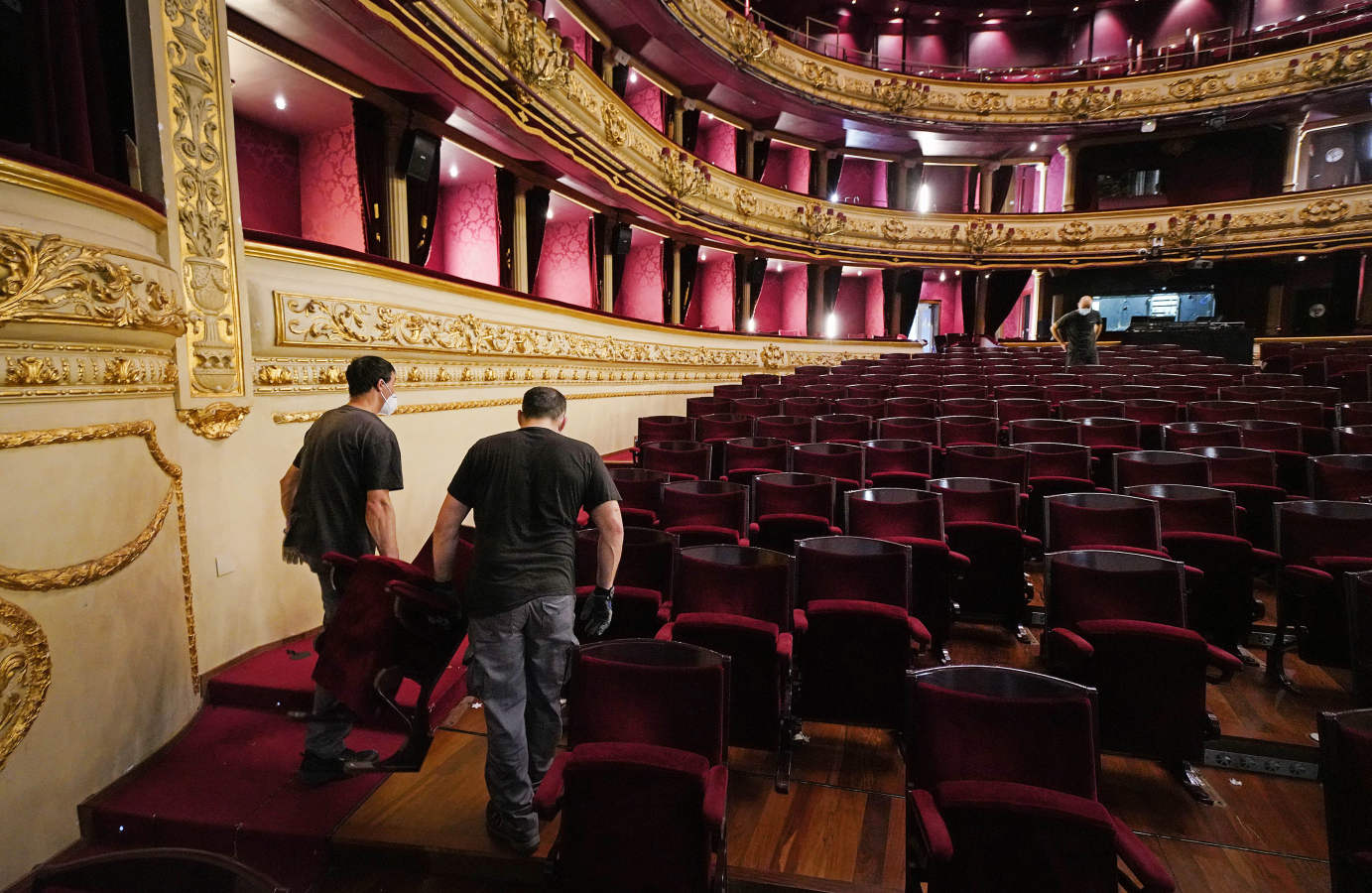 Un acto especial llamado 'Gala 0. ¡Arriba el telón!' y que rendirá homenaje al colectivo sanitario donostiarra «como agradecimiento al trabajo desempeñado durante estos meses», reabre esta tarde las puertas del Victoria Eugenia, tres meses después de su cierre por la pandemia.