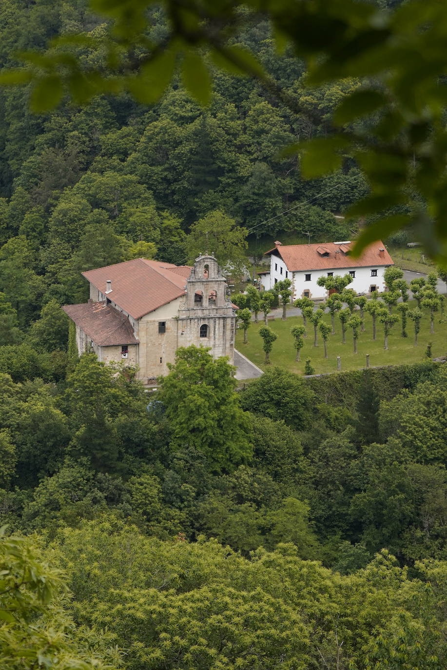 Leintz-Gatzaga. Las salinas fueron el origen de esta pequeña villa medieval y ellas han marcado toda su trayectoria. También su posición como lugar de paso del Camino Real.