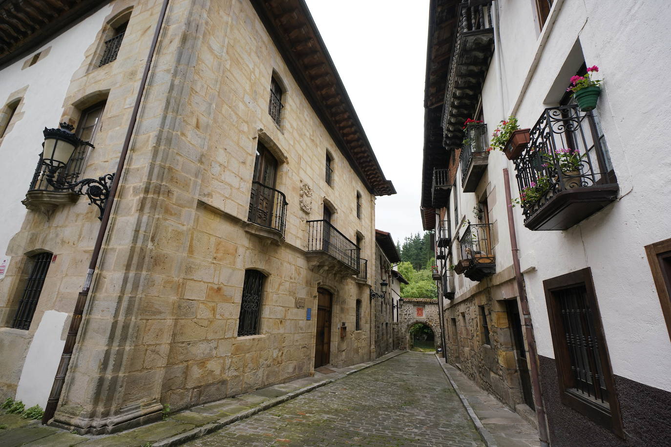 Leintz-Gatzaga. Las salinas fueron el origen de esta pequeña villa medieval y ellas han marcado toda su trayectoria. También su posición como lugar de paso del Camino Real.