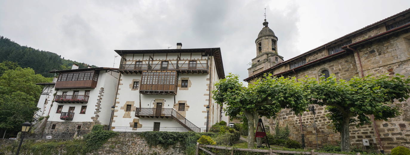 Leintz-Gatzaga. Las salinas fueron el origen de esta pequeña villa medieval y ellas han marcado toda su trayectoria. También su posición como lugar de paso del Camino Real.