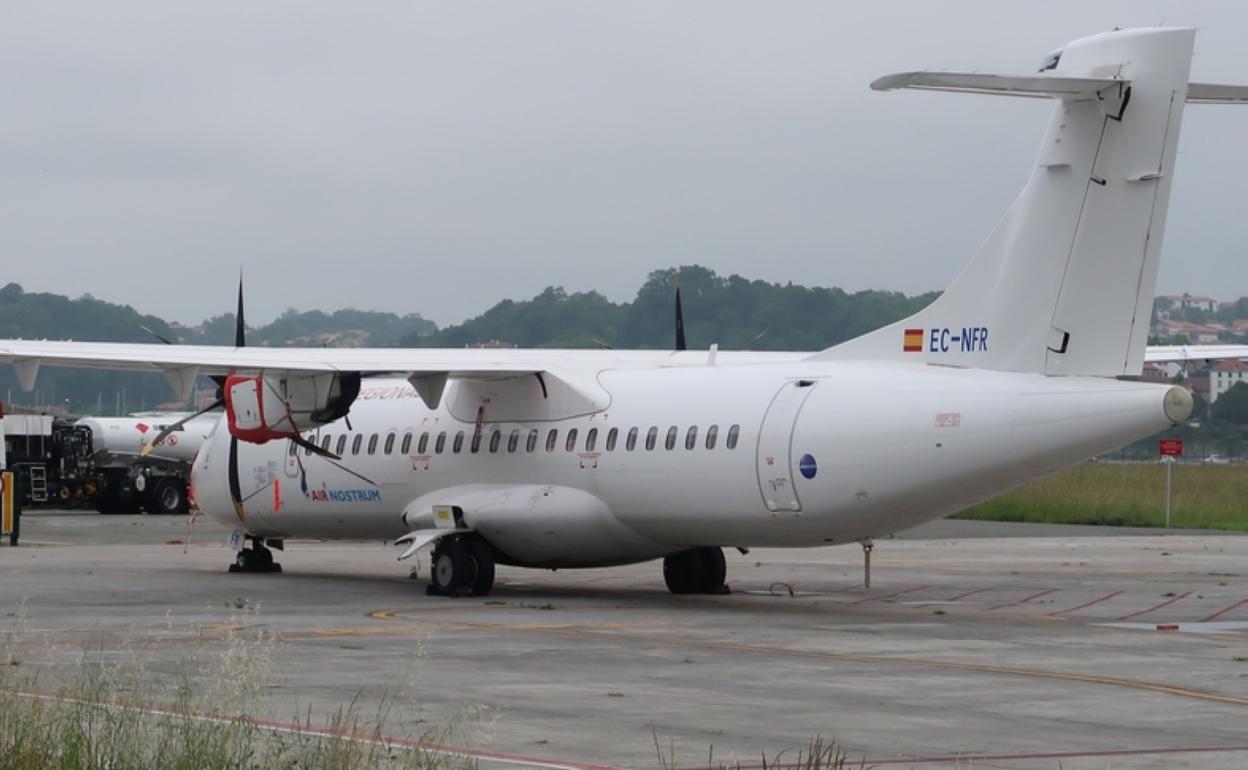 Uno de los aviones que descansa en la pista de Hondarribia.
