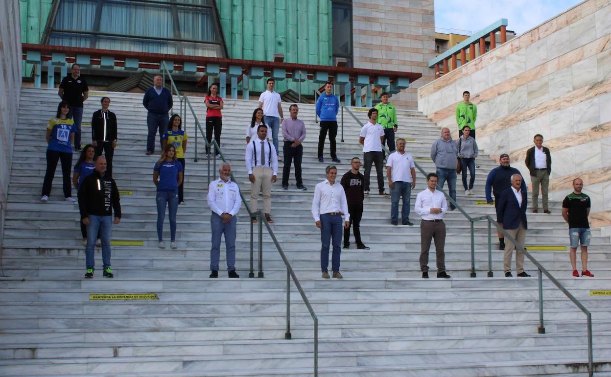 Natación: el donostiarra Eduardo Blasco, reconocido por el gobierno cántabro