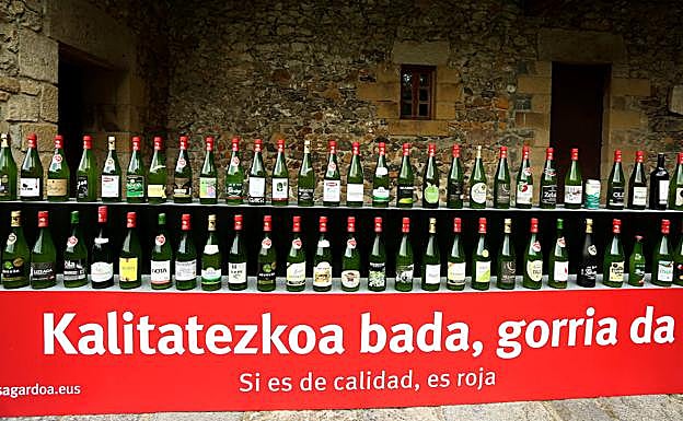 Imagen principal - Varios momentos de la presentación en Chillida-Leku. 