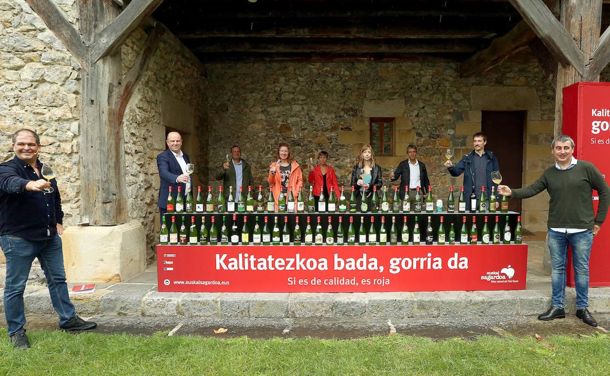 Acto de presentación de la cosecha de sidra de 2019 en botella que ha tenido lugar en Chillida Leku.